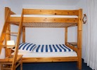 Komfortables Schlafzimmer mit Etagenbett