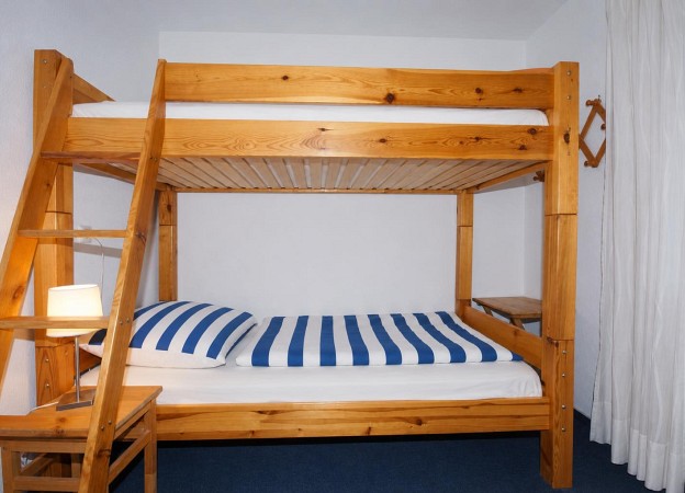 Komfortables Schlafzimmer mit Etagenbett