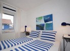 Helles Schlafzimmer mit Doppelbett