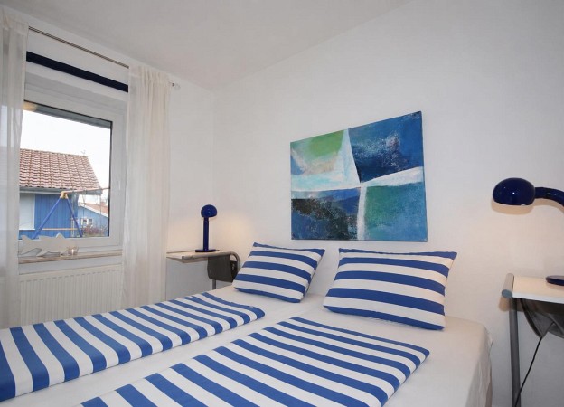 Helles Schlafzimmer mit Doppelbett